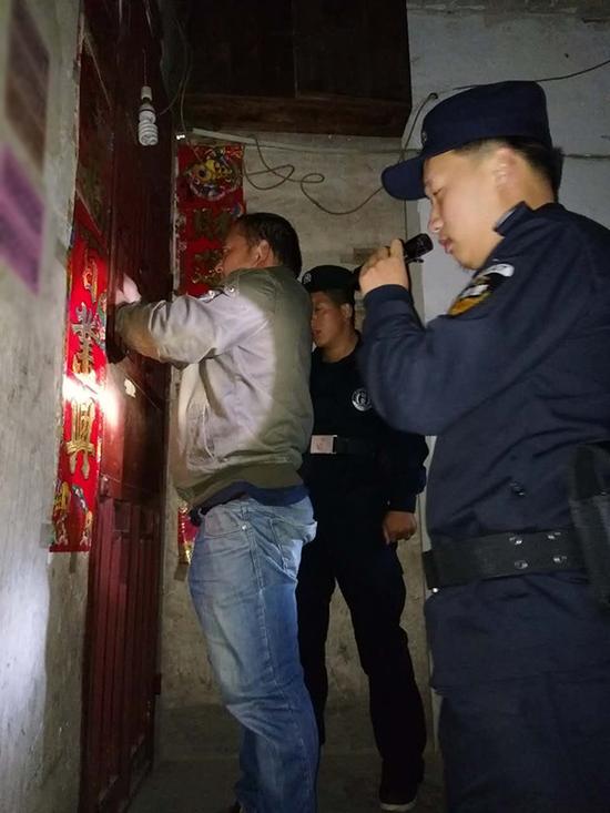 甘南粗心妈妈误将幼女锁家中 民警全城寻开锁师傅开门